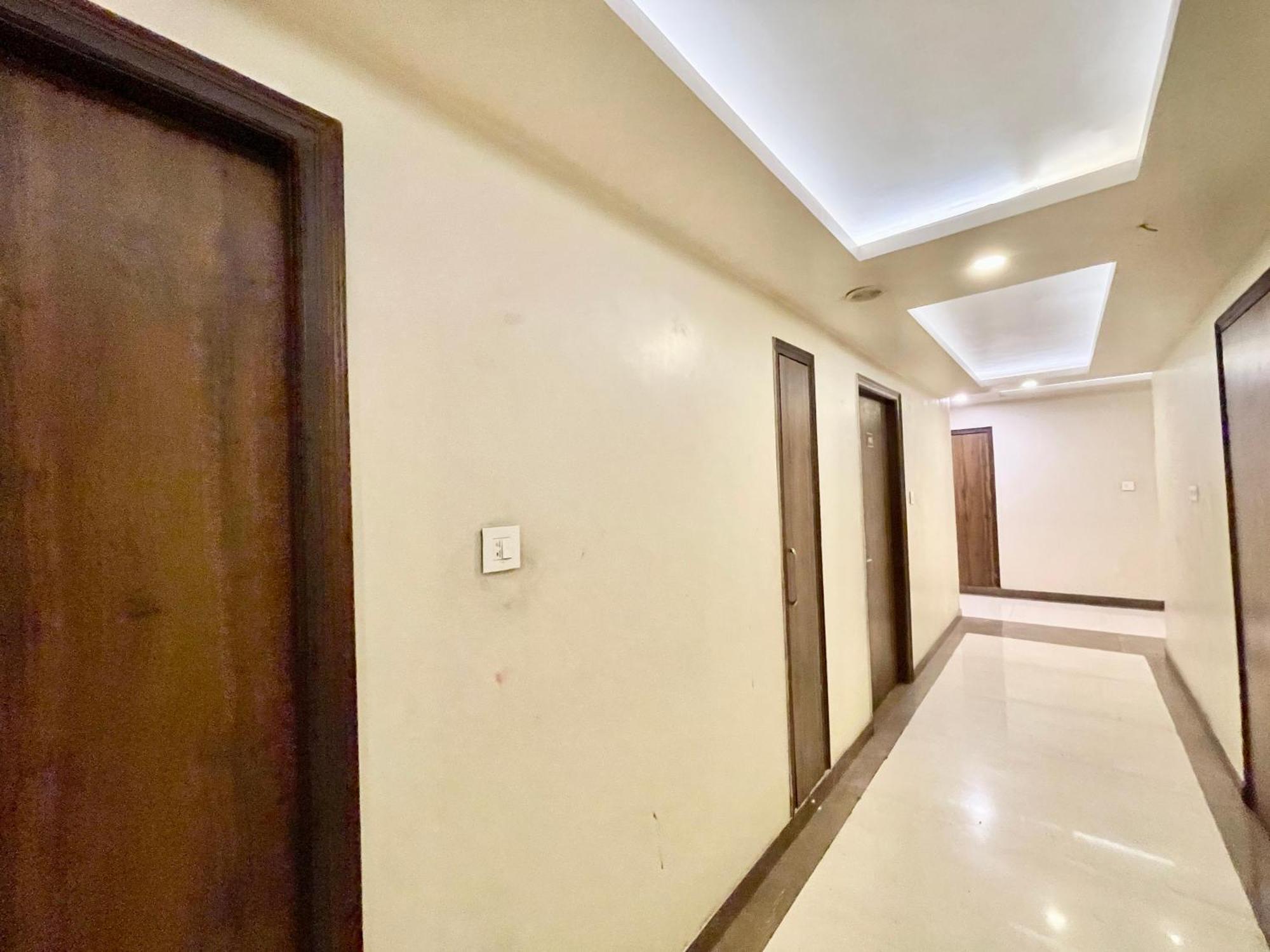 Hotel Rudraksh ! Varanasi !Fully-Air-Conditioned Hotel At Prime Location With Parking Availability, Near Kashi Vishwanath Temple, And Ganga Ghat 2 Eksteriør bilde