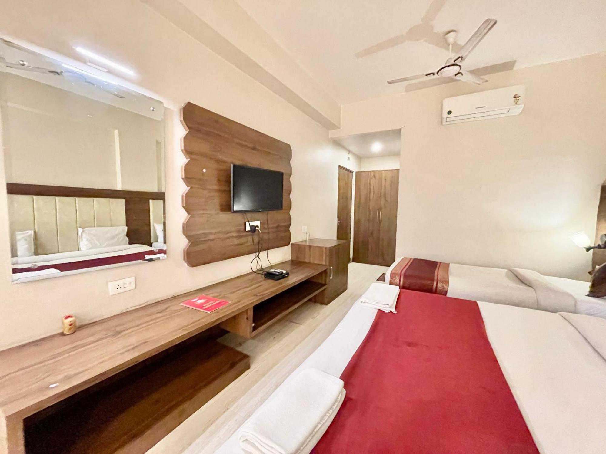 Hotel Rudraksh ! Varanasi !Fully-Air-Conditioned Hotel At Prime Location With Parking Availability, Near Kashi Vishwanath Temple, And Ganga Ghat 2 Eksteriør bilde