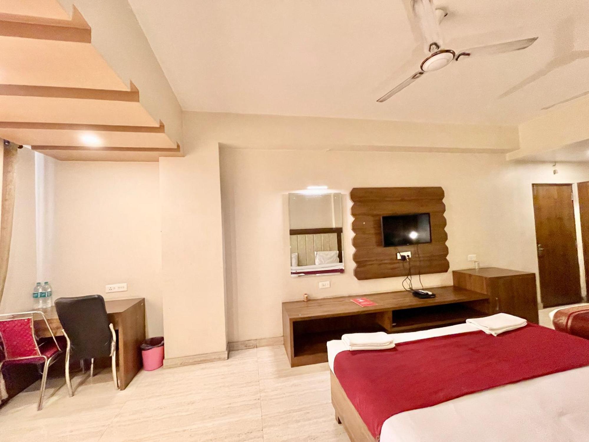 Hotel Rudraksh ! Varanasi !Fully-Air-Conditioned Hotel At Prime Location With Parking Availability, Near Kashi Vishwanath Temple, And Ganga Ghat 2 Eksteriør bilde