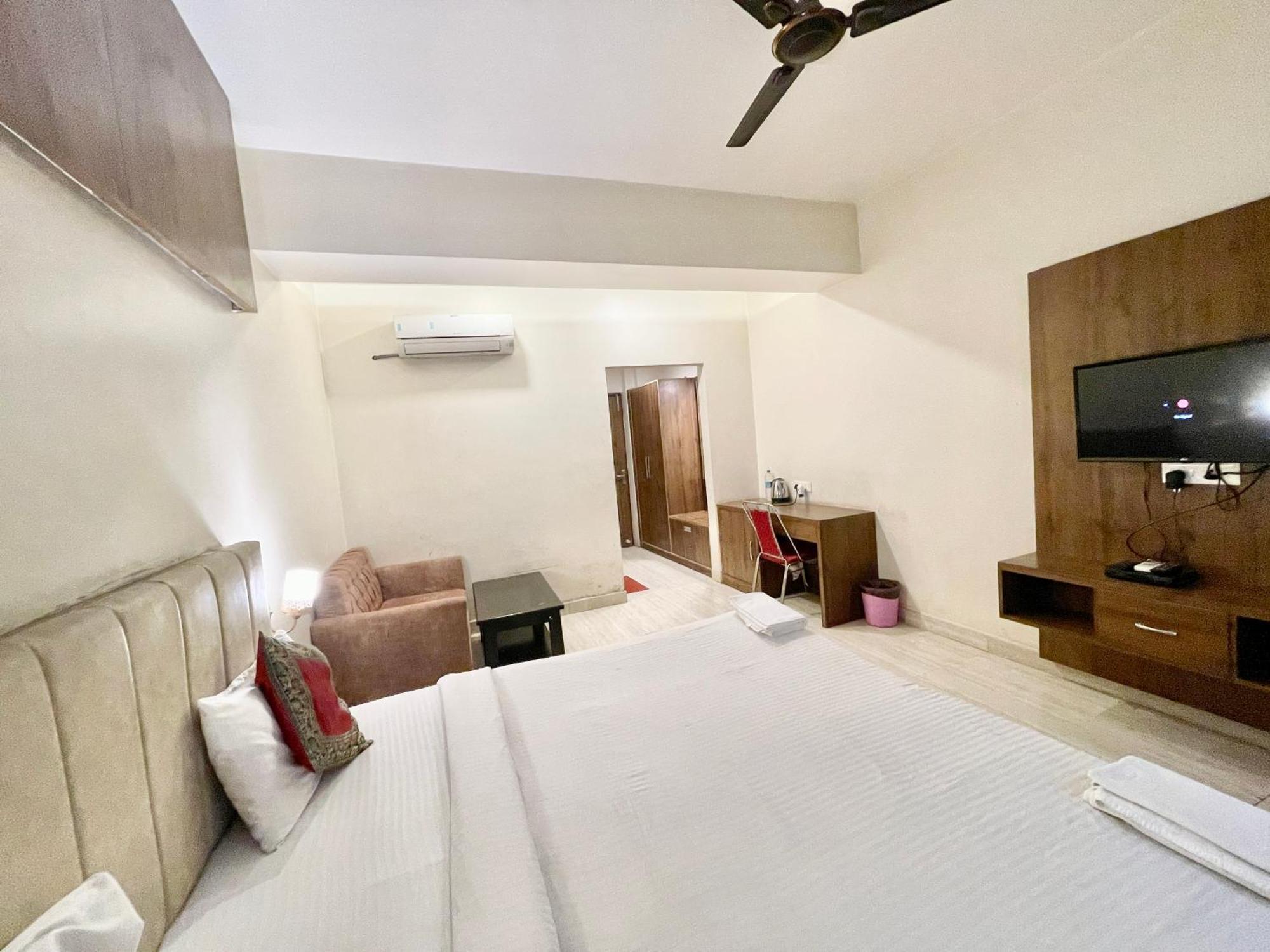 Hotel Rudraksh ! Varanasi !Fully-Air-Conditioned Hotel At Prime Location With Parking Availability, Near Kashi Vishwanath Temple, And Ganga Ghat 2 Eksteriør bilde