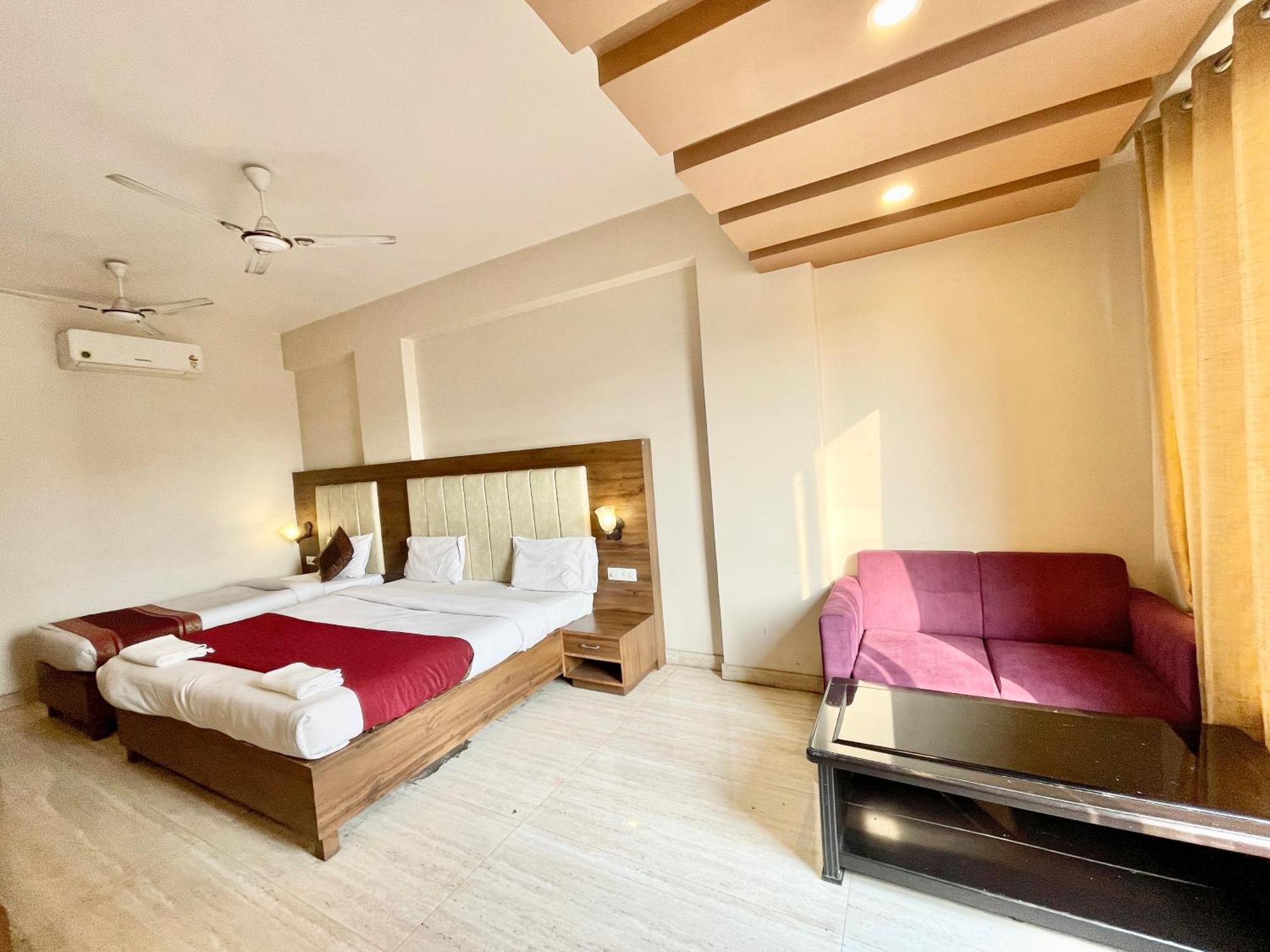 Hotel Rudraksh ! Varanasi !Fully-Air-Conditioned Hotel At Prime Location With Parking Availability, Near Kashi Vishwanath Temple, And Ganga Ghat 2 Eksteriør bilde