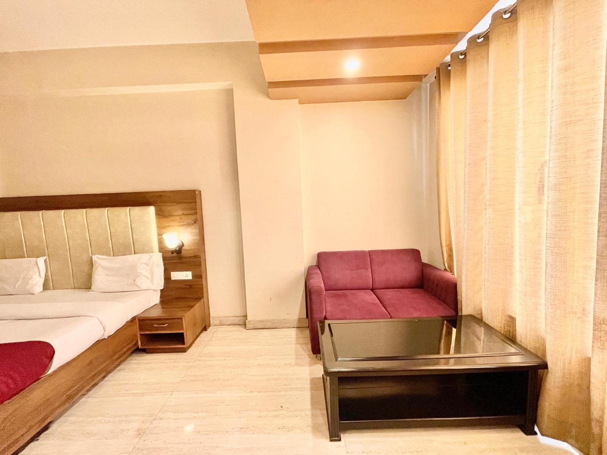 Hotel Rudraksh ! Varanasi !Fully-Air-Conditioned Hotel At Prime Location With Parking Availability, Near Kashi Vishwanath Temple, And Ganga Ghat 2 Eksteriør bilde