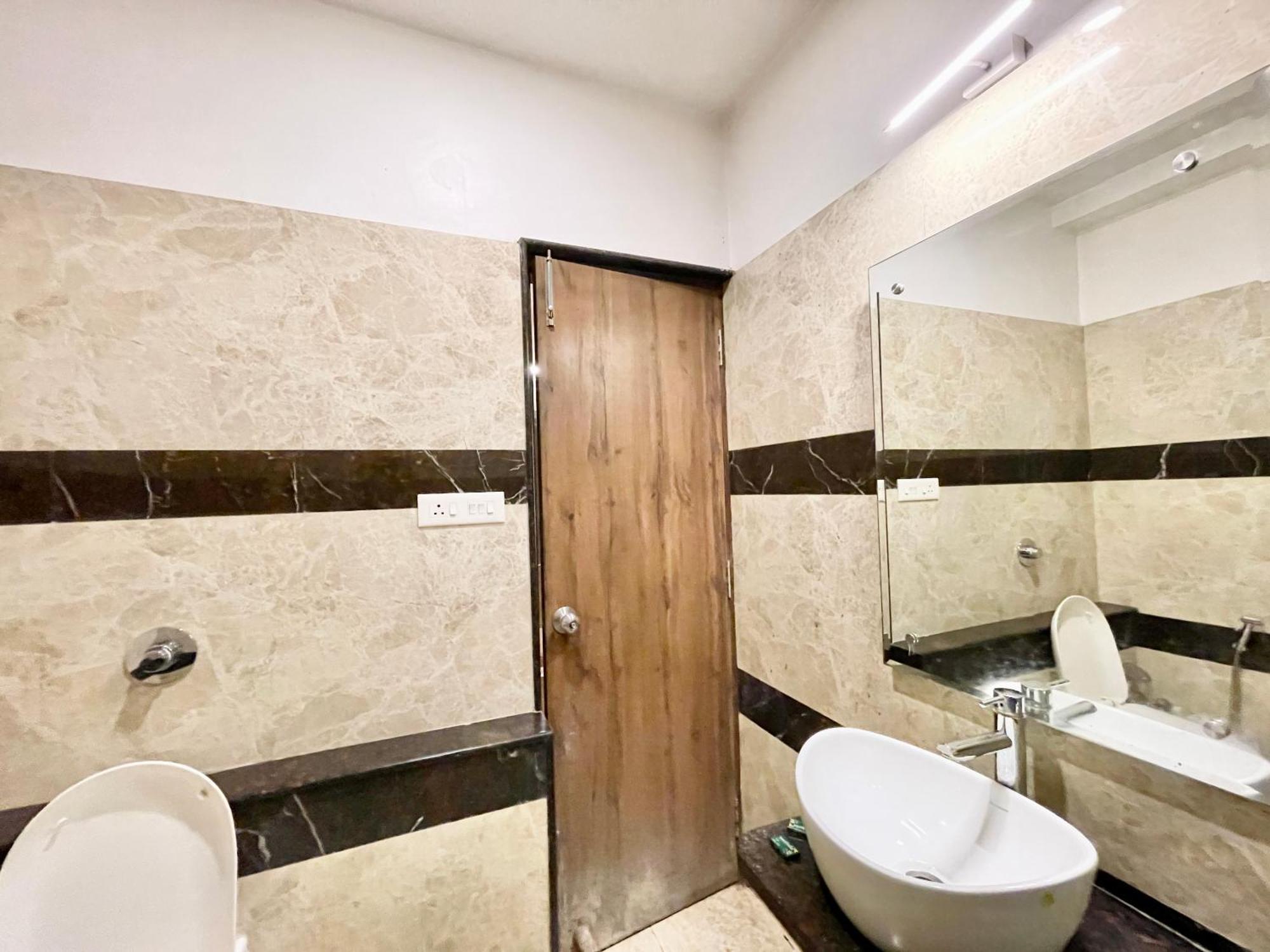 Hotel Rudraksh ! Varanasi !Fully-Air-Conditioned Hotel At Prime Location With Parking Availability, Near Kashi Vishwanath Temple, And Ganga Ghat 2 Eksteriør bilde