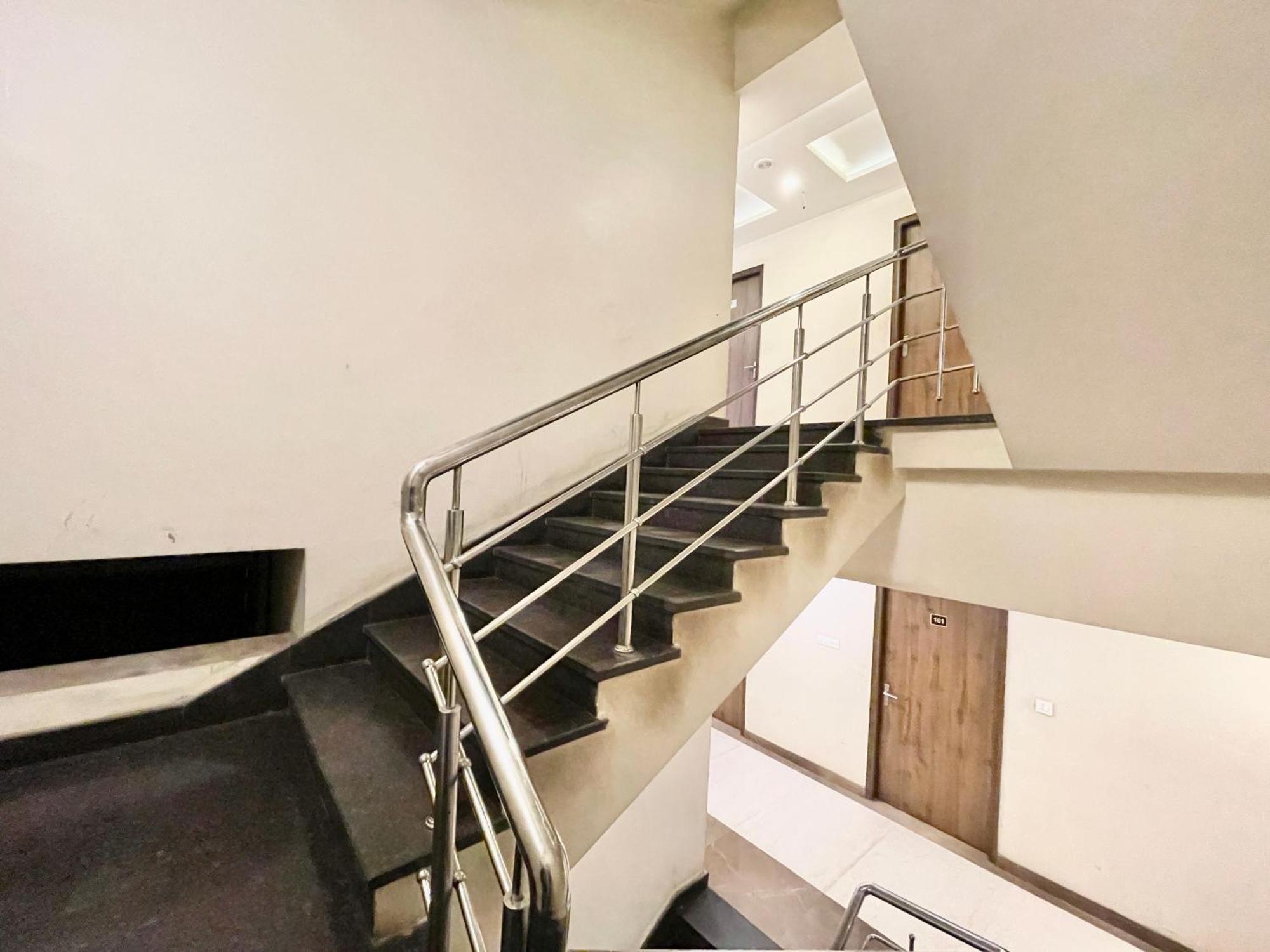 Hotel Rudraksh ! Varanasi !Fully-Air-Conditioned Hotel At Prime Location With Parking Availability, Near Kashi Vishwanath Temple, And Ganga Ghat 2 Eksteriør bilde