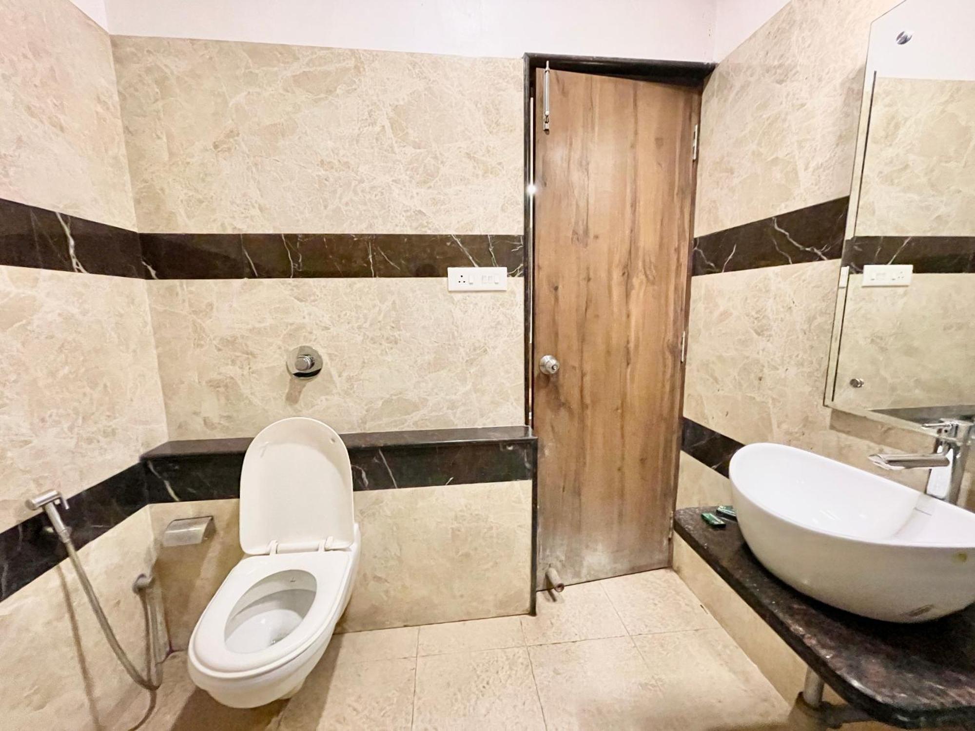 Hotel Rudraksh ! Varanasi !Fully-Air-Conditioned Hotel At Prime Location With Parking Availability, Near Kashi Vishwanath Temple, And Ganga Ghat 2 Eksteriør bilde