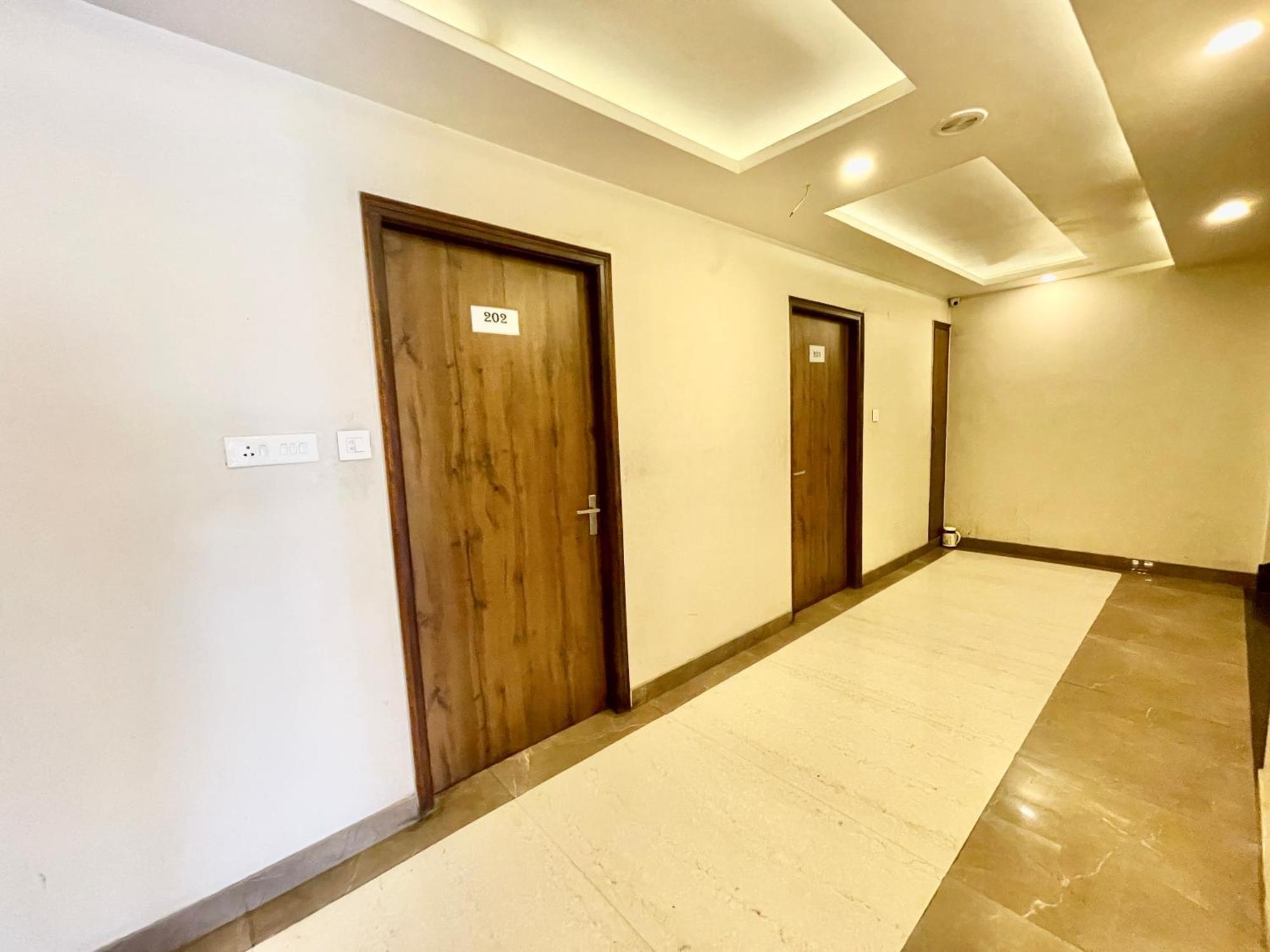 Hotel Rudraksh ! Varanasi !Fully-Air-Conditioned Hotel At Prime Location With Parking Availability, Near Kashi Vishwanath Temple, And Ganga Ghat 2 Eksteriør bilde