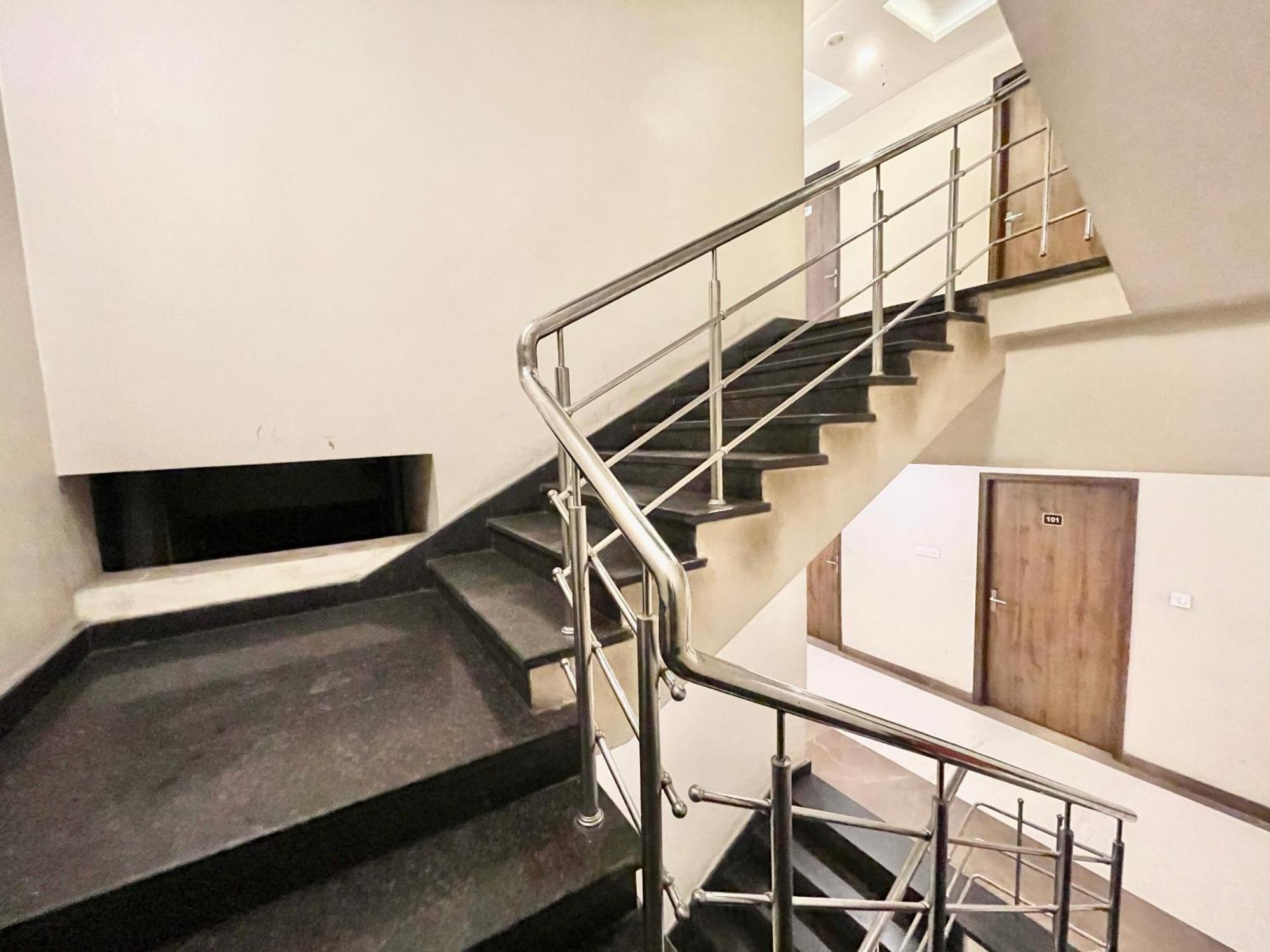 Hotel Rudraksh ! Varanasi !Fully-Air-Conditioned Hotel At Prime Location With Parking Availability, Near Kashi Vishwanath Temple, And Ganga Ghat 2 Eksteriør bilde