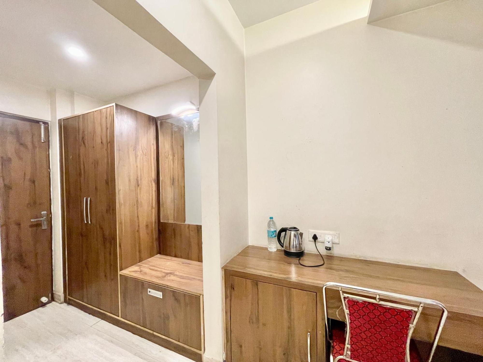 Hotel Rudraksh ! Varanasi !Fully-Air-Conditioned Hotel At Prime Location With Parking Availability, Near Kashi Vishwanath Temple, And Ganga Ghat 2 Eksteriør bilde