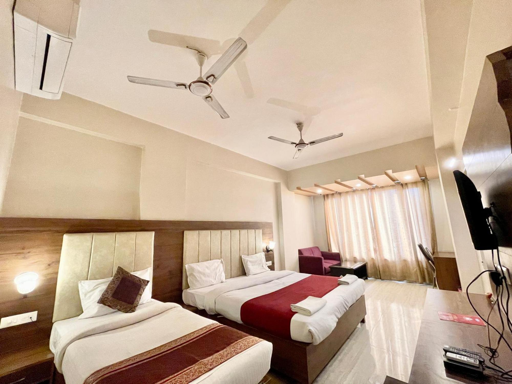 Hotel Rudraksh ! Varanasi !Fully-Air-Conditioned Hotel At Prime Location With Parking Availability, Near Kashi Vishwanath Temple, And Ganga Ghat 2 Eksteriør bilde