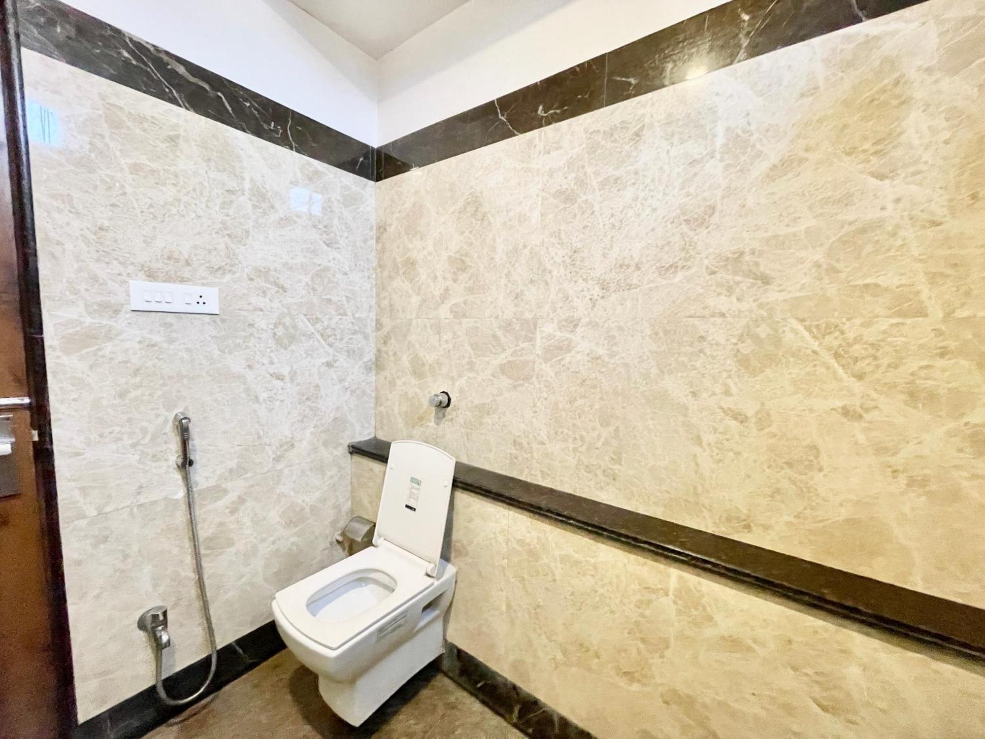 Hotel Rudraksh ! Varanasi !Fully-Air-Conditioned Hotel At Prime Location With Parking Availability, Near Kashi Vishwanath Temple, And Ganga Ghat 2 Eksteriør bilde