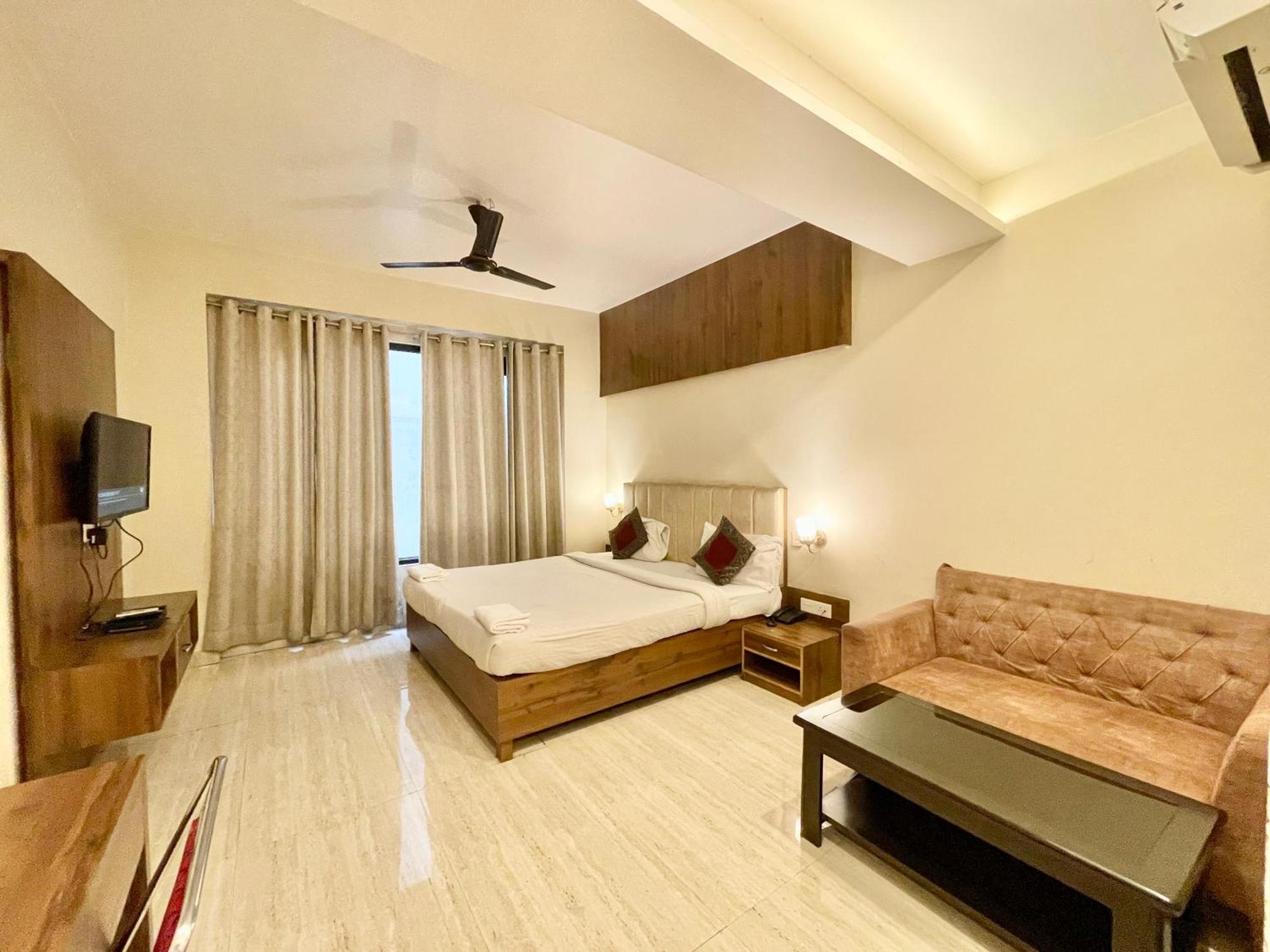 Hotel Rudraksh ! Varanasi !Fully-Air-Conditioned Hotel At Prime Location With Parking Availability, Near Kashi Vishwanath Temple, And Ganga Ghat 2 Eksteriør bilde
