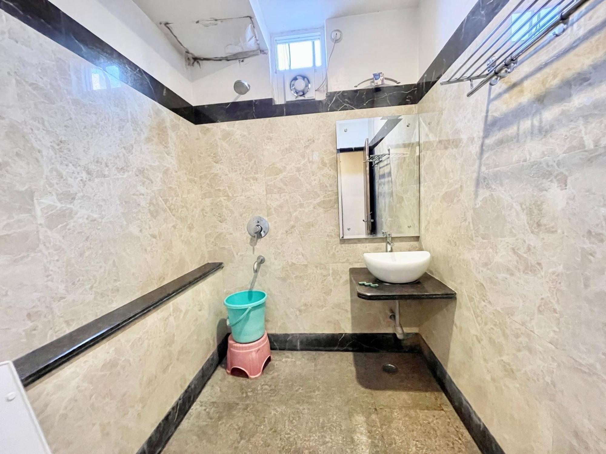 Hotel Rudraksh ! Varanasi !Fully-Air-Conditioned Hotel At Prime Location With Parking Availability, Near Kashi Vishwanath Temple, And Ganga Ghat 2 Eksteriør bilde
