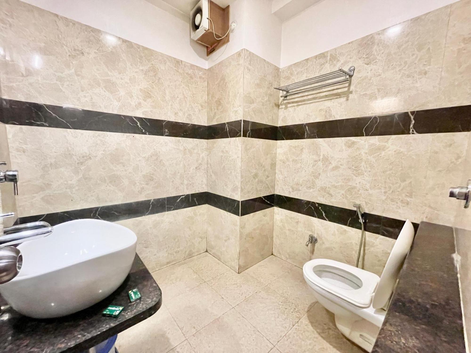 Hotel Rudraksh ! Varanasi !Fully-Air-Conditioned Hotel At Prime Location With Parking Availability, Near Kashi Vishwanath Temple, And Ganga Ghat 2 Eksteriør bilde