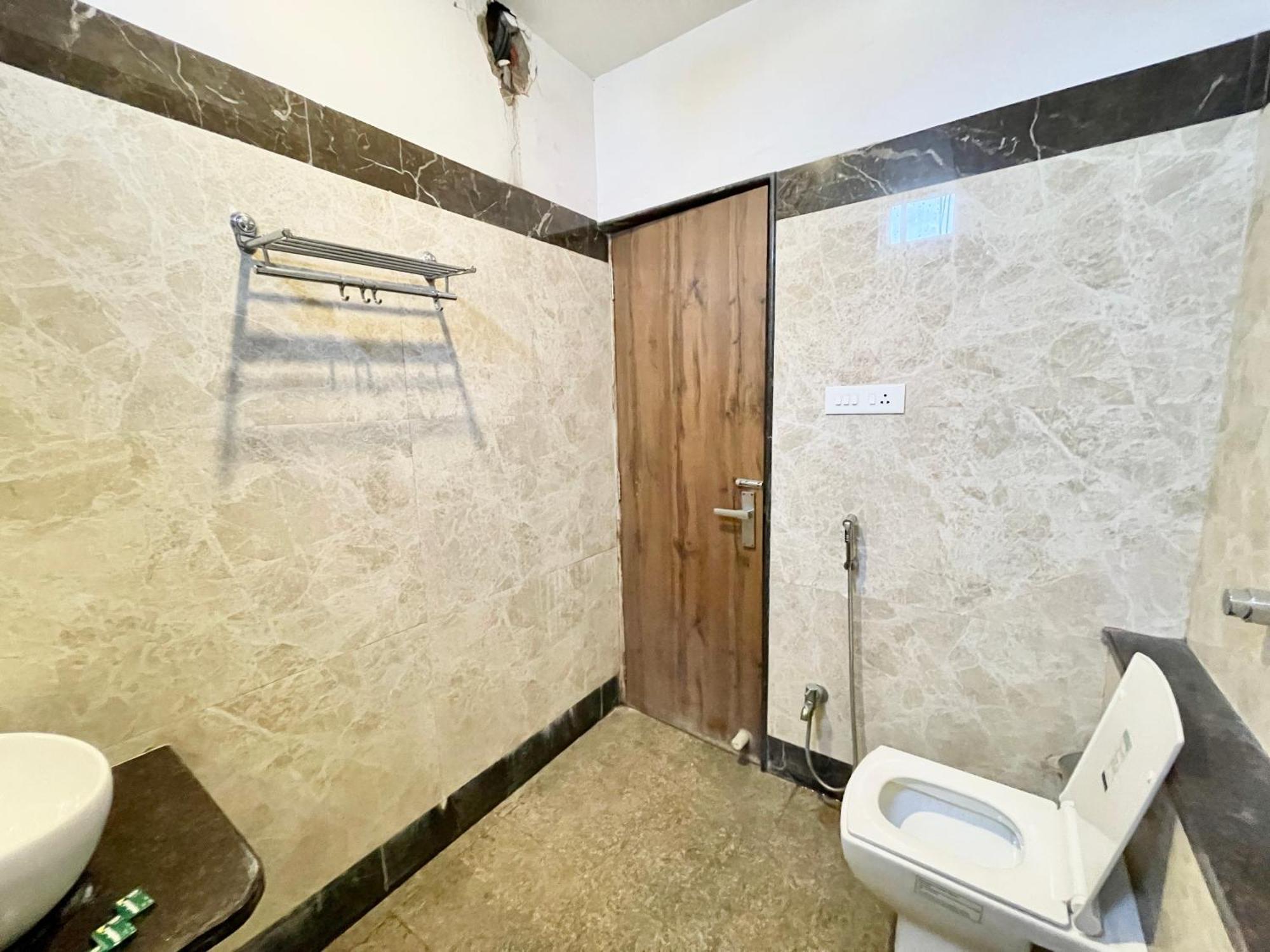 Hotel Rudraksh ! Varanasi !Fully-Air-Conditioned Hotel At Prime Location With Parking Availability, Near Kashi Vishwanath Temple, And Ganga Ghat 2 Eksteriør bilde