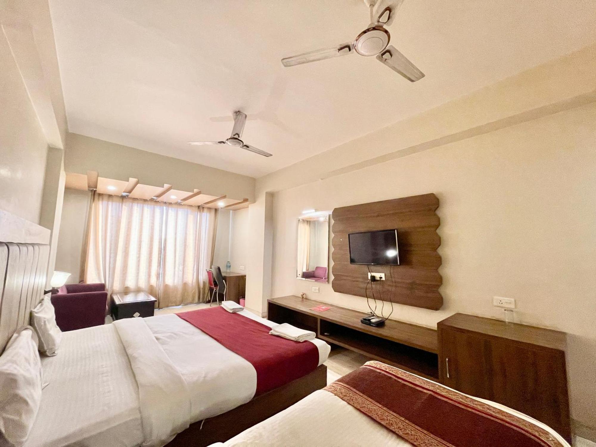 Hotel Rudraksh ! Varanasi !Fully-Air-Conditioned Hotel At Prime Location With Parking Availability, Near Kashi Vishwanath Temple, And Ganga Ghat 2 Eksteriør bilde