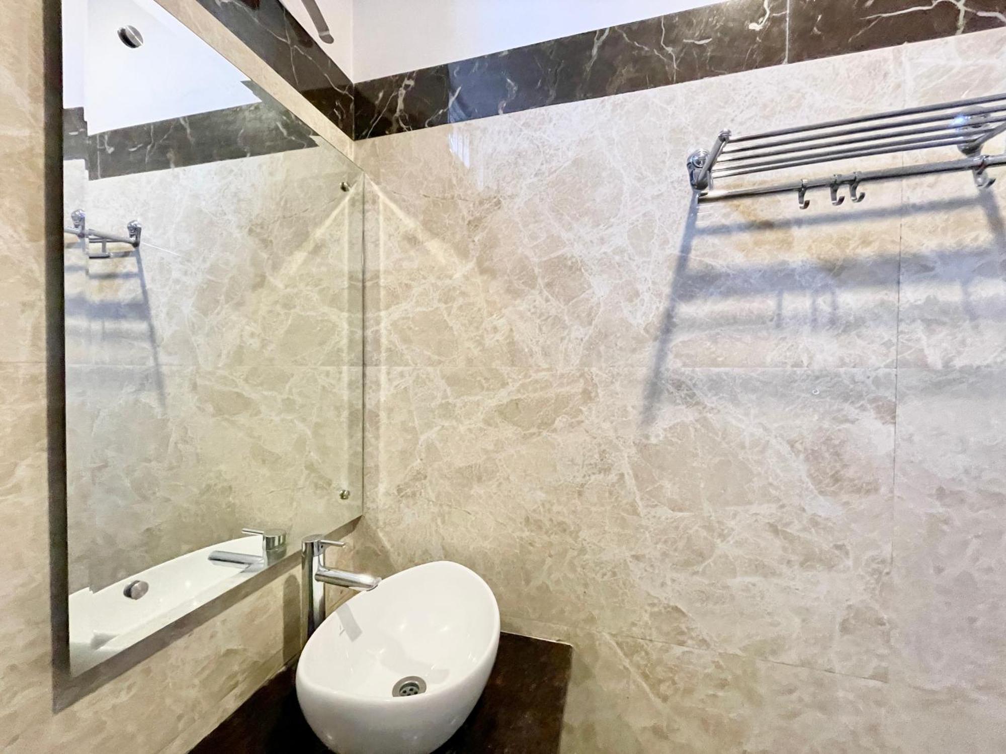 Hotel Rudraksh ! Varanasi !Fully-Air-Conditioned Hotel At Prime Location With Parking Availability, Near Kashi Vishwanath Temple, And Ganga Ghat 2 Eksteriør bilde