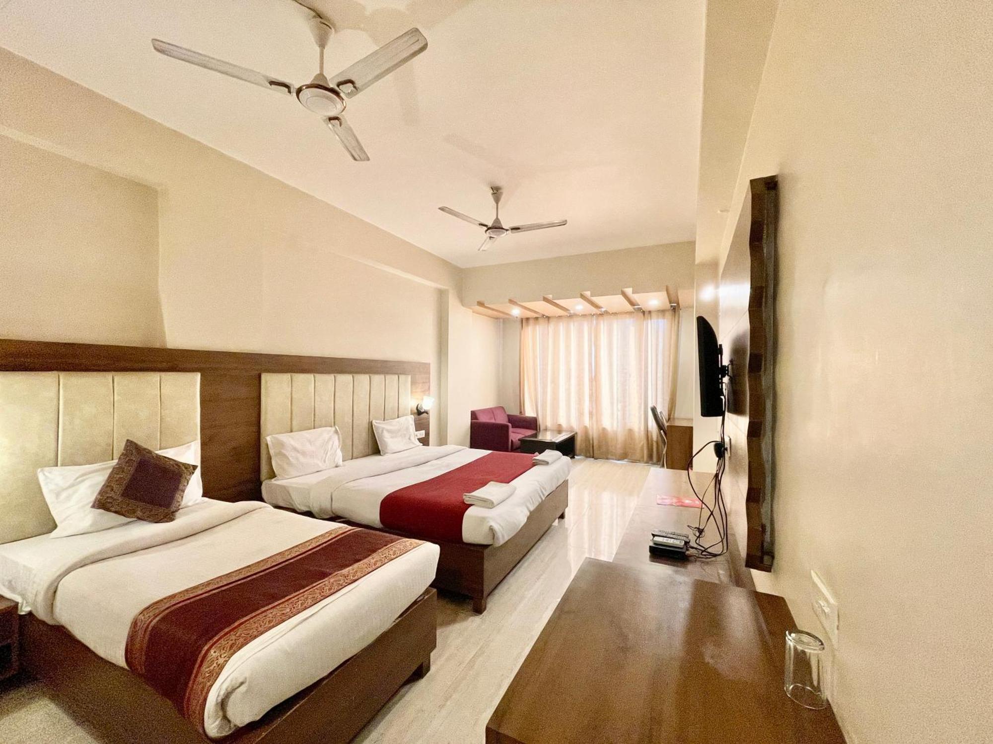 Hotel Rudraksh ! Varanasi !Fully-Air-Conditioned Hotel At Prime Location With Parking Availability, Near Kashi Vishwanath Temple, And Ganga Ghat 2 Eksteriør bilde